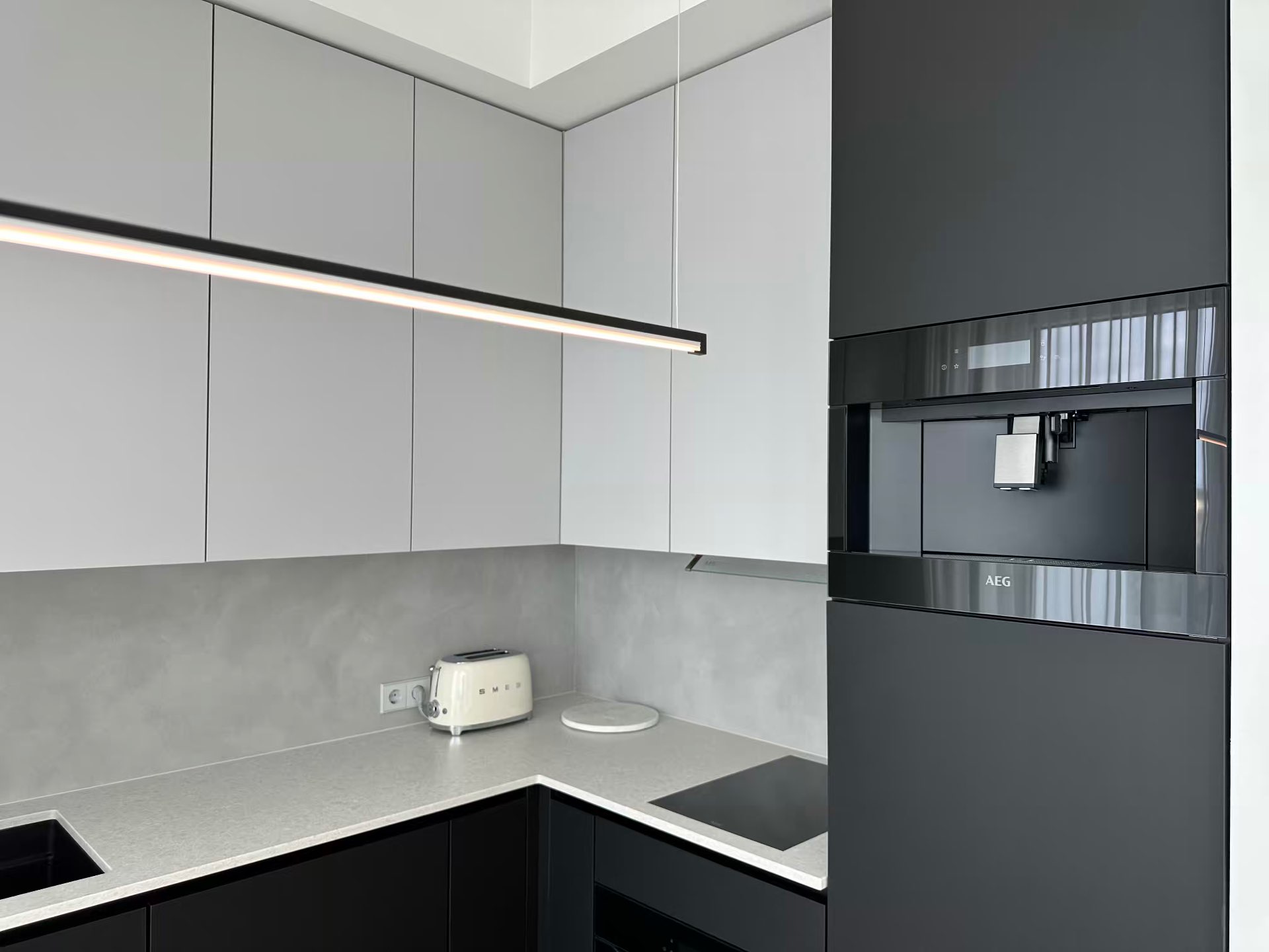 The kitchen with induction hob, oven and built-in coffee machine