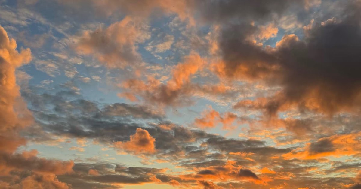 Olohuone iltavalossa Sadama 26 -huoneistossa Haapsalussa