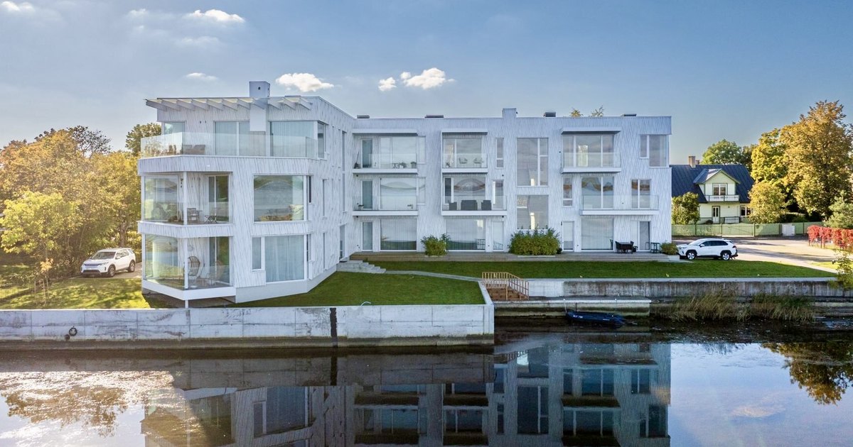 The building at Sadama 26 in Haapsalu, with parking spaces in front of the door