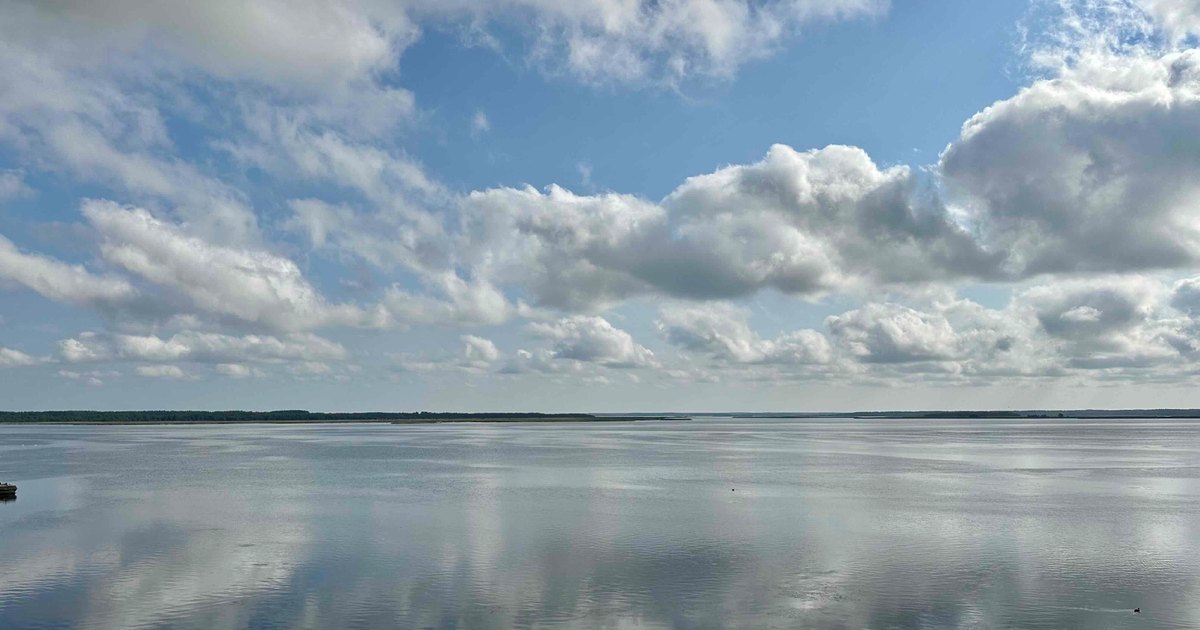 Die Dusche mit Fenster zur Ostsee in der Wohnung Sadama 26 in Haapsalu