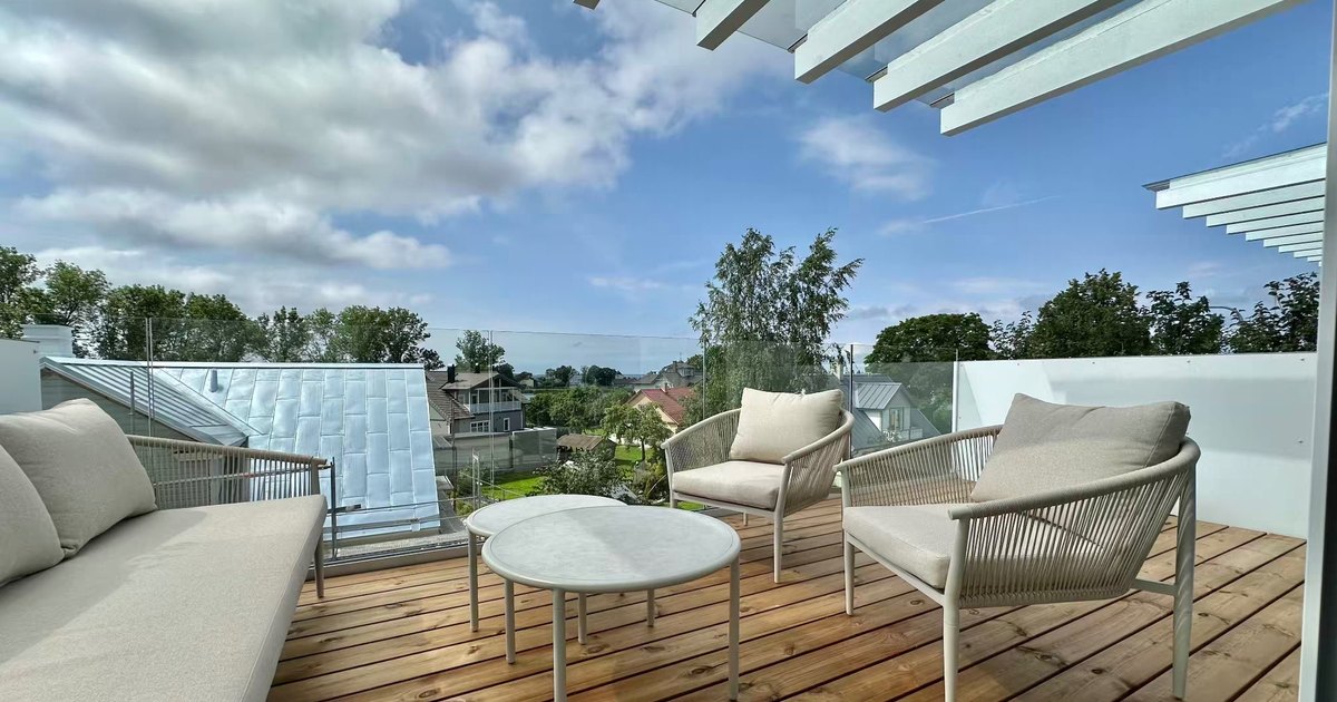 Der 15 m² grosse Westbalkon von Sadama 26 im Abendlicht über dem Wasser